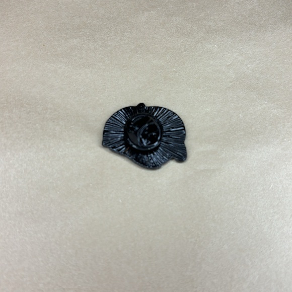 Simple Otter Enamel and Metal Pin - Picture 2 of 2